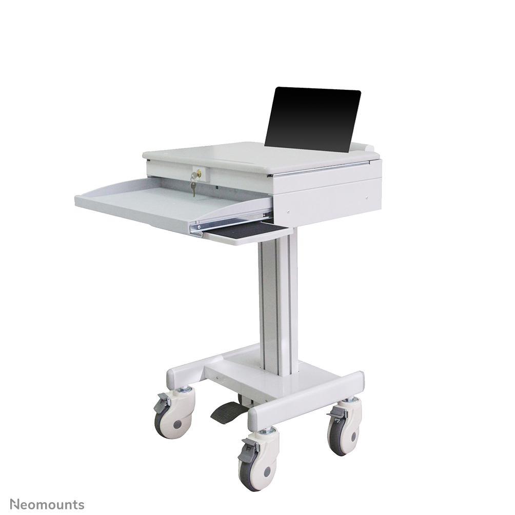 La Neomounts medico portatile carrello, modello MED-M100 è un luogo di lavoro mobile per il computer portatile, la tastiera e il mouse.