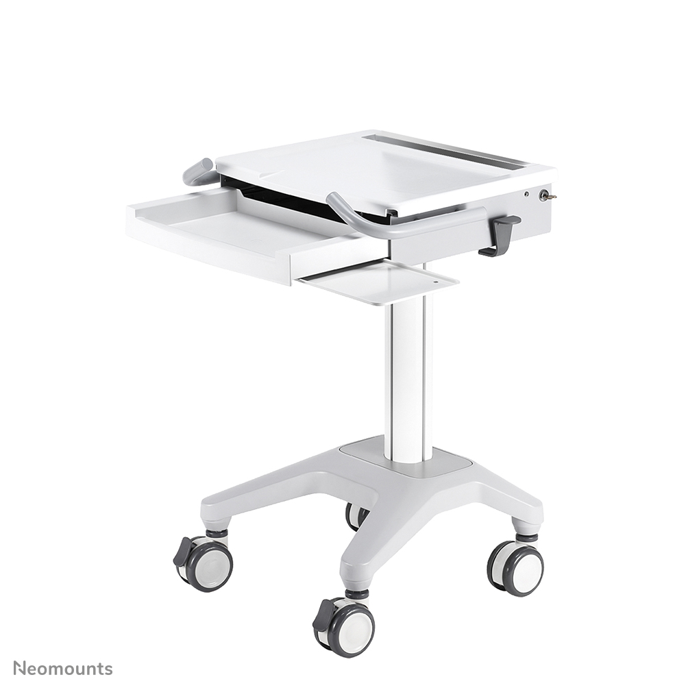La Neomounts medico portatile carrello, modello MED-M200 è un luogo di lavoro mobile per il computer portatile, la tastiera e il mouse.